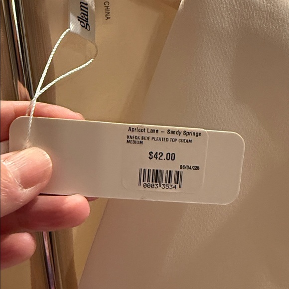 Glam Cream Blouse with Structured Shoulders - Picture 5 of 6